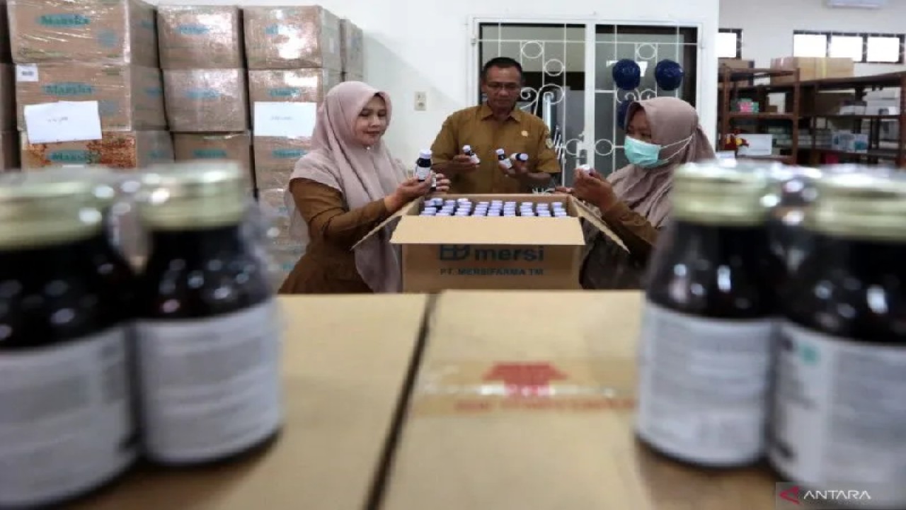 Arsip Foto. Petugas Dinas Kesehatan mengumpulkan produk obat sirop yang penggunaannya untuk sementara dihentikan di gudang farmasi di Kota Banda Aceh, Provinsi Aceh, Senin (24/10/2022). (ANTARA FOTO/Irwansyah Putra)