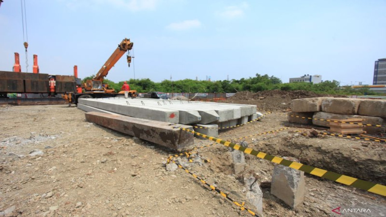 Petugas memeriksa kesiapan lahan saat acara 'ground breaking' cold storage, Sinar Primera Logistic Hub di kawasan Pluit, Jakarta. Rabu (21/9/2022). Sinar Primera Group melalui salah satu anak usaha PT Indah Bestari Permai meluncurkan produk perdananya premium cold storage, Sinar Primera Logistic Hub yang berstandar internasional dan dengan fasilitas yang modern. ANTARA FOTO/Reno Esnir/nz