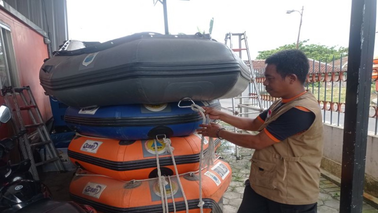 Petugas Badan Penanggulangan Bencana Daerah ( BPBD) Kabupaten Lebak tengah mempersiapkan perahu karet menghadapi cuaca ekstrem dan berpotensi menimbulkan banjir. ANTARA/Mansur