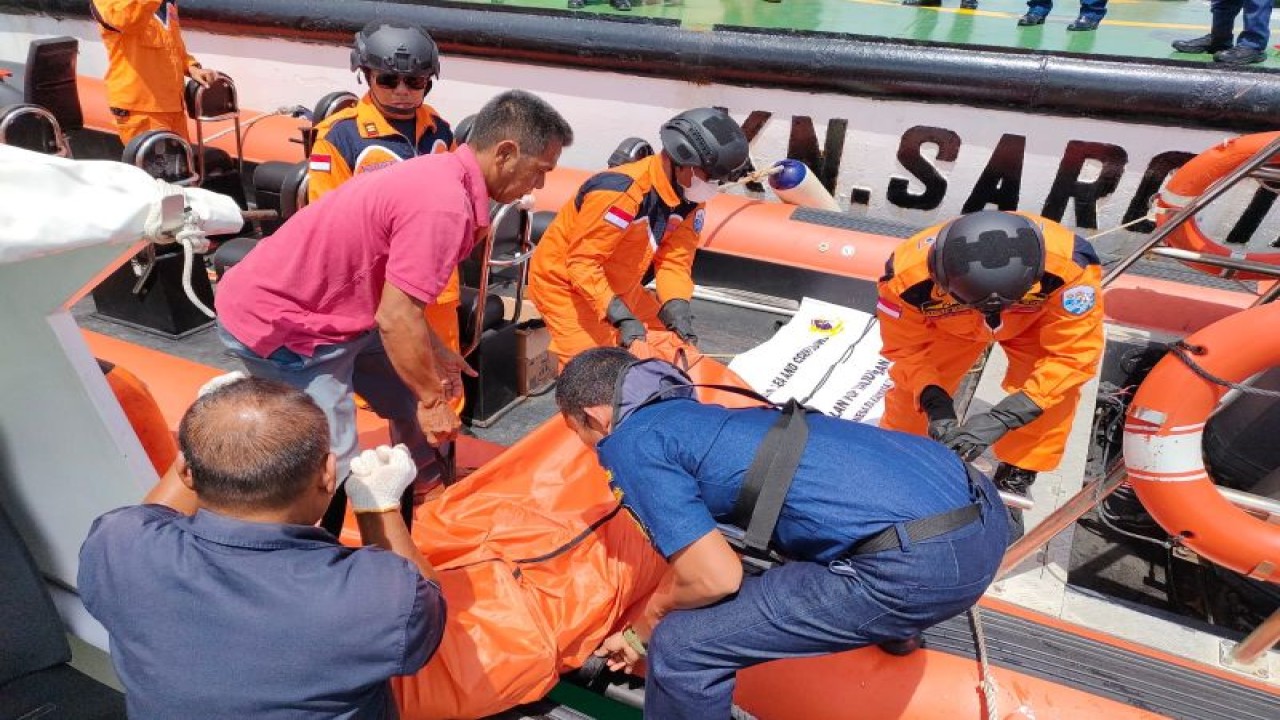 Petugas Basarnas mengevakuasi satu orang korban meninggal dunia dari kejadian kapal terbalik di perairan Batam. (ANTARA/HO-Humas Basarnas Tanjungpinang)