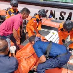 Petugas Basarnas mengevakuasi satu orang korban meninggal dunia dari kejadian kapal terbalik di perairan Batam. (ANTARA/HO-Humas Basarnas Tanjungpinang)-1668499552