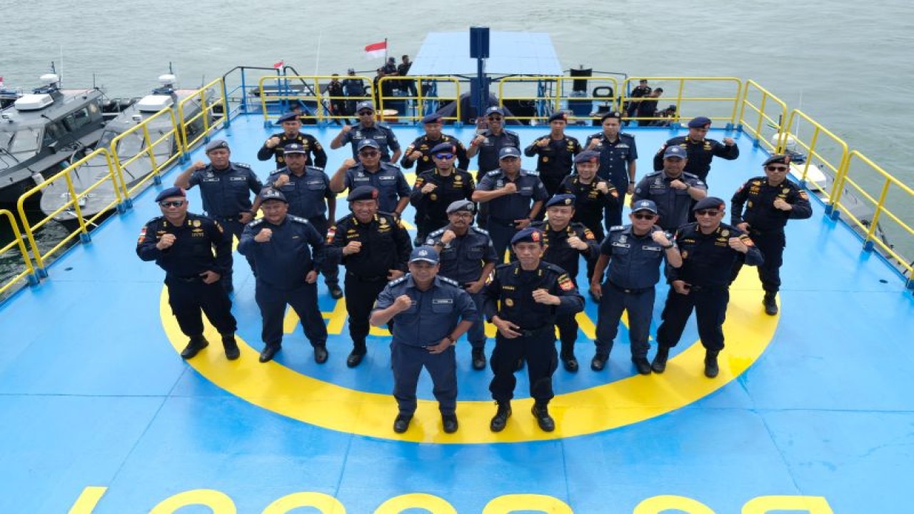 Petugas Bea Cukai foto bersama dengan petugas Kastam Malaysia dalam penutupan patroli bersama di Selat Malaka. ANTARA/HO-Humas Bea Cukai Batam