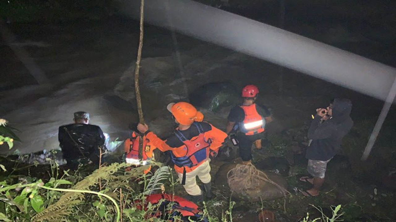 Petugas BPBD Kabupaten Banyumas mengevakuasi seorang warga yang terjebak banjir di sawah delta Sungai Kawung dan Sungai Arus Desa Banjaranyar, Kecamatan Pekuncen, Banyumas, Jumat (18/11/2022) malam. ANTARA/HO-BPBD Banyumas.