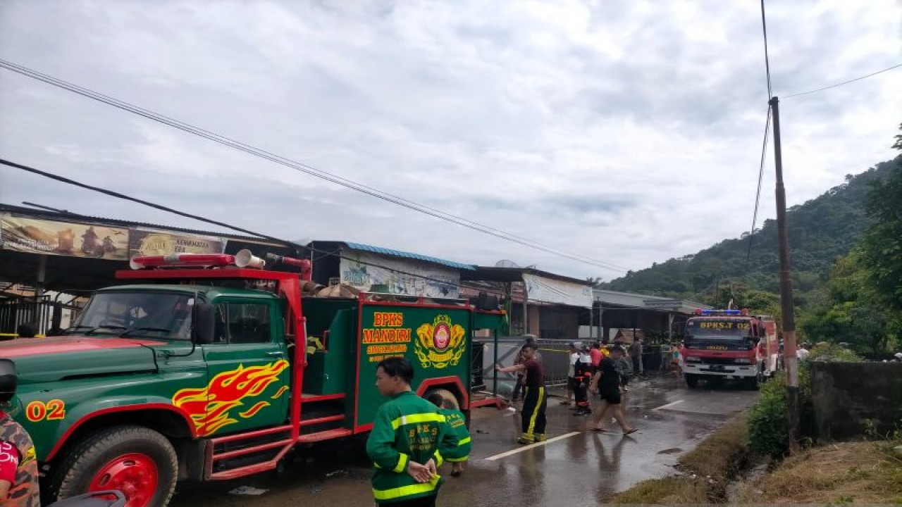 Petugas Damkar usai memadamkan api pada sembilan rumah yang terbakar di Jalan Bhinneka Bakti, Kelurahan Sedau, Kecamatan Singkawang Selatan (ANTARA FOTO/Ho-Rudi)