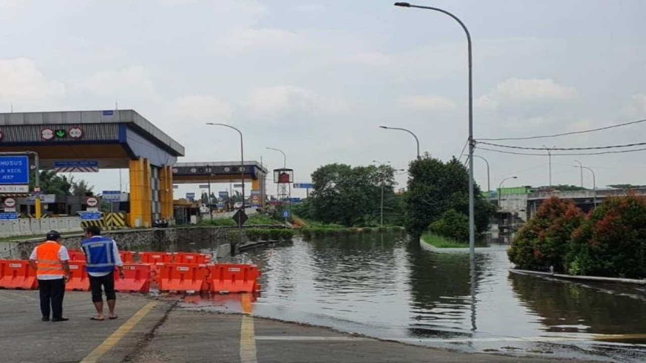 Petugas dari pengelola tol Jakarta-Merak saat melakukan pengecekan di ruas gerbang tol Bitung-Tangerang, Banten yang terendam banjir. ANTARA/HO-Jasa Marga.