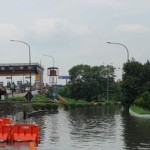 Petugas dari pengelola tol Jakarta-Merak saat melakukan pengecekan di ruas gerbang tol Bitung-Tangerang, Banten yang terendam banjir. ANTARA/HO-Jasa Marga.-1668419871