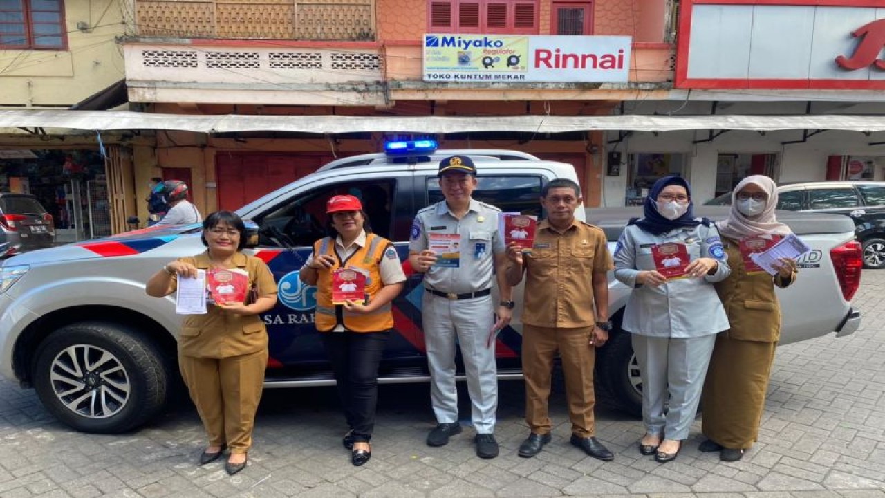 Petugas Jasa Raharja dan Bapenda Sulut melakukan sosialisasi keringanan pajak kendaraan melalui pembagian brosur. ANTARA/HO-Humas Jasa Raharja (1)