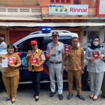 Petugas Jasa Raharja dan Bapenda Sulut melakukan sosialisasi keringanan pajak kendaraan melalui pembagian brosur. ANTARA/HO-Humas Jasa Raharja (1)-1668509597
