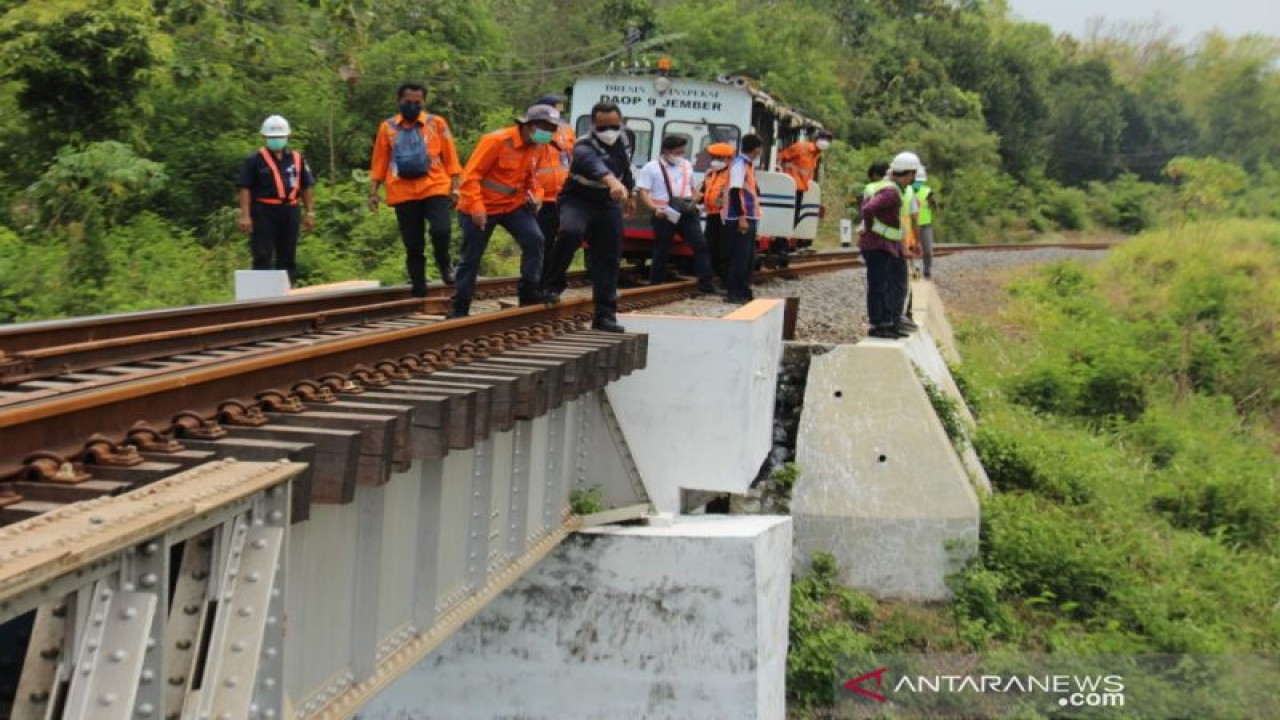 Petugas KAI mengecek jalur kereta di sepanjang wilayah kerjanya dari Stasiun Jember menuju ke Stasiun Ketapang, Rabu (6/10/2021) (ANTARA/HO-Humas KAI Daop 9 Jember)