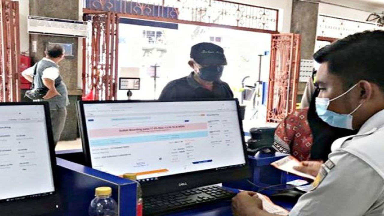 Petugas KAI Sumut memeriksa kelengkapan dokumen keberangkatan calon penumpang KA sebelum masuk ke Stasiun KA Medan. ANTARA/Evalisa Siregar