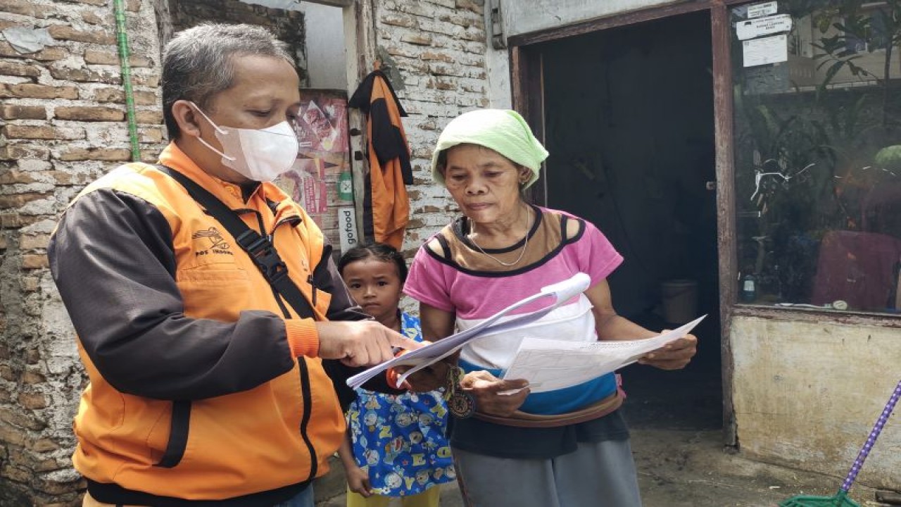 Petugas Kantor Pos Cabang Utama Bandarlampung sedang menyalurkan bantuan langsung tunai (BLT) Bahan Bakar Minyak (BBM), Program Keluarga Harapan (PKH) dan bantuan sembako langsung ke rumah warga atau door to door. Bandarlampung, (20/11/2022). (ANTARA/Dian Hadiyatna)