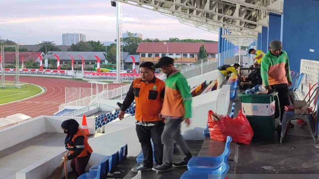 Petugas kebersihan sedang melakukan pengangkutan sampah di sekitar Stadion Benteng Reborn Tangerang. ANTARA/dokumentasi