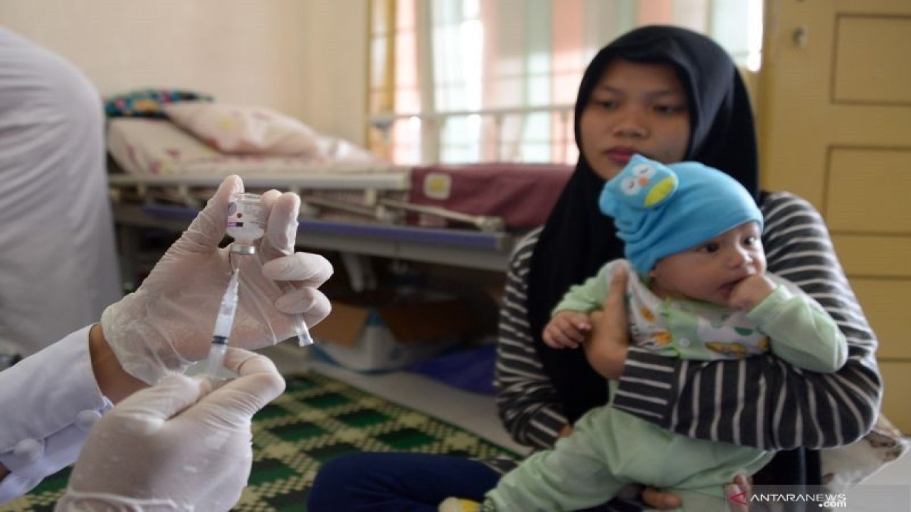Petugas kesehatan memberikan vaksin polio dan campak kepada anak balita saat imunisasi di Pos Yandu Harapan Ibu, Kampong Laksana, Kecamatan Kuta Alam, Banda Aceh, Aceh, Rabu (4/11/2020). (ANTARA FOTO/Ampelsa/aww)