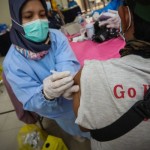 Petugas kesehatan menyuntikkan vaksin ke warga di Kota Bandung, Jawa Barat. (ANTARA/HO-Humas Pemkot Bandung)-1668151751