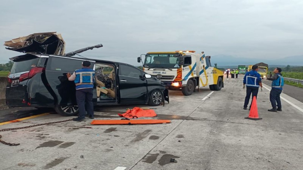 Petugas mengevakuasi Toyota Alphard yang mengalami kecelakaan di KM 490 Tol Semarang-Solo, Kamis (ANTARA/ HO-Humas Polda Jateng)