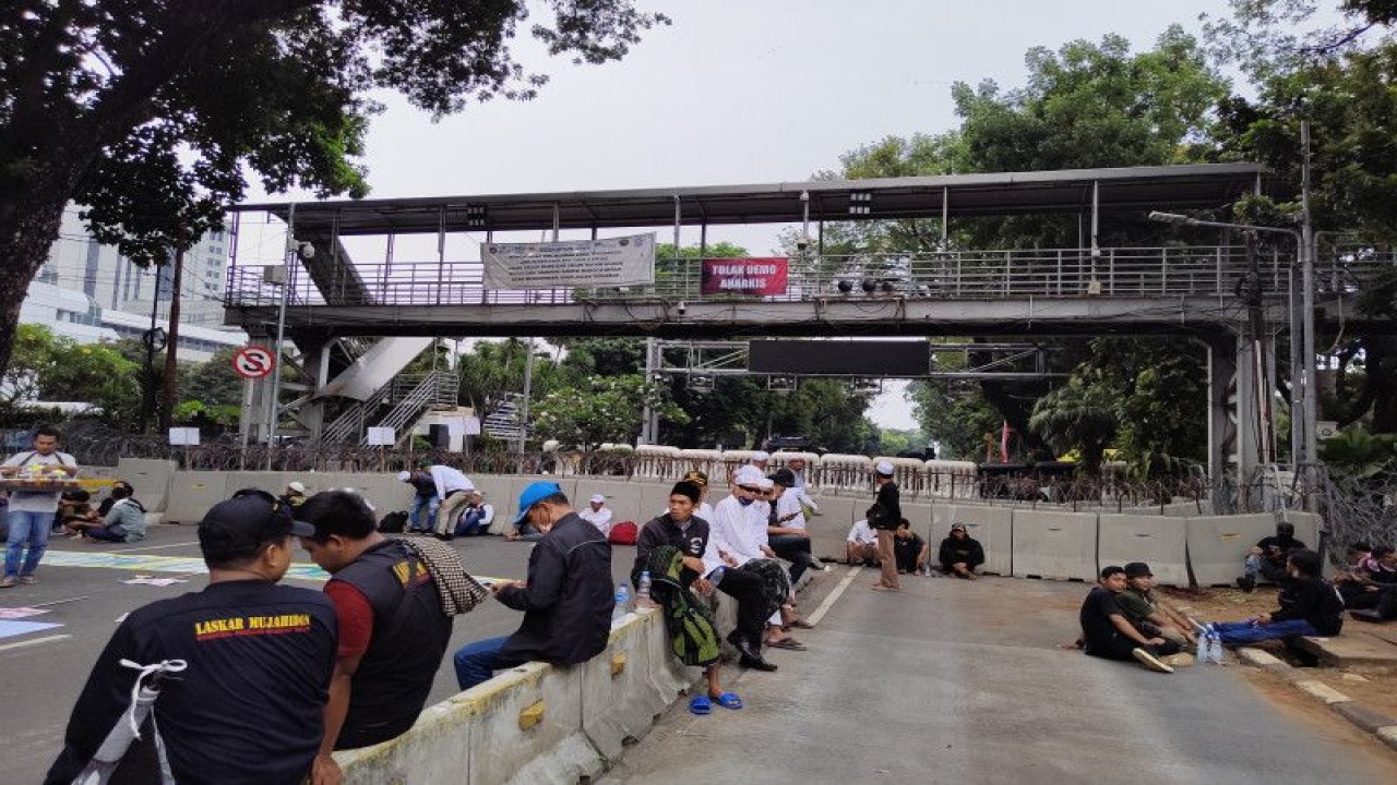 Polisi menjaga Jalan Medan Merdeka Barat guna mengantisipasi kemungkinan massa menerobos ke Istana Merdeka, Jakarta, Jumat (4/11/2022). (ANTARA/Ricky Prayoga)