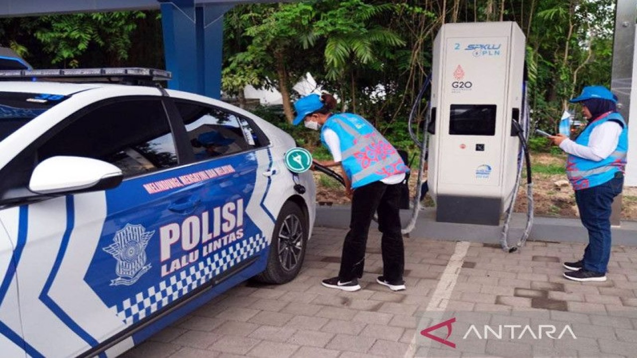 Petugas PLN sedang melakukan pengisian ulang daya baterai mobil listrik milik polisi di Sentral Parkir ITDC Nusa Dua, Badung, Bali, Minggu (13/11/2022). ANTARA/HO-Humas PLN Bali/am.