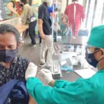 Petugas saat menyuntikkan vaksin COVID-19 kepada calon penumpang mobil di Stasiun Cirebon, Jawa Barat, Selasa (10/8/2021). (ANTARA/Ho Humas KAI Daop 3 Cirebon)-1668407518