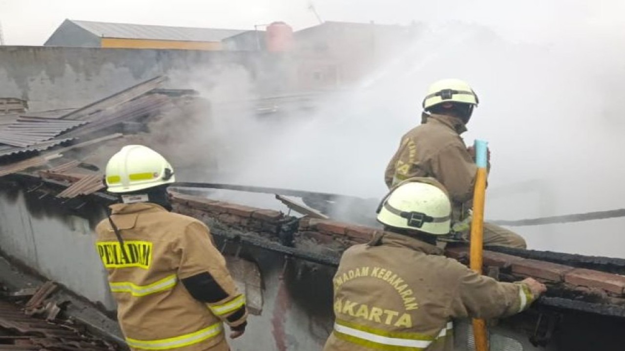 Petugas Sudin Gulkarmat Jakarta Timur memadamkan api yang membakar tiga rumah di Cakung, Kamis (17/11/2022). ANTARA/HO-Gulkarmat Jakarta Timur