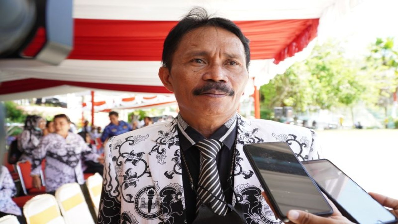Ketua PGRI Kota Jayapura Robert Betaubun (ANTARA/HO-humas Pemkot Jayapura)