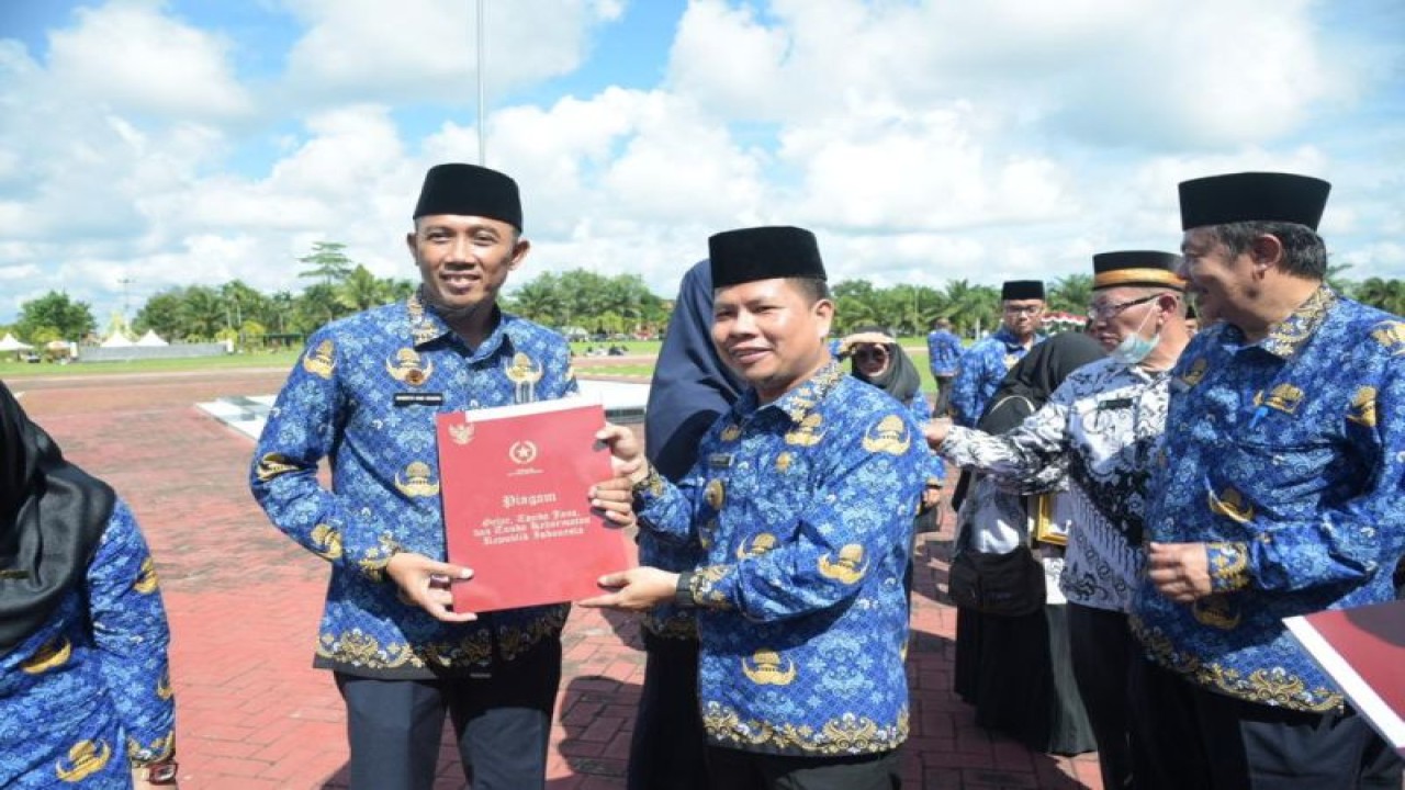 Bupati Sambas, Satono (kiri) menerima piagam penghargaan Anugerah Dwija Praja Nugraha. ANTARA/Imbran