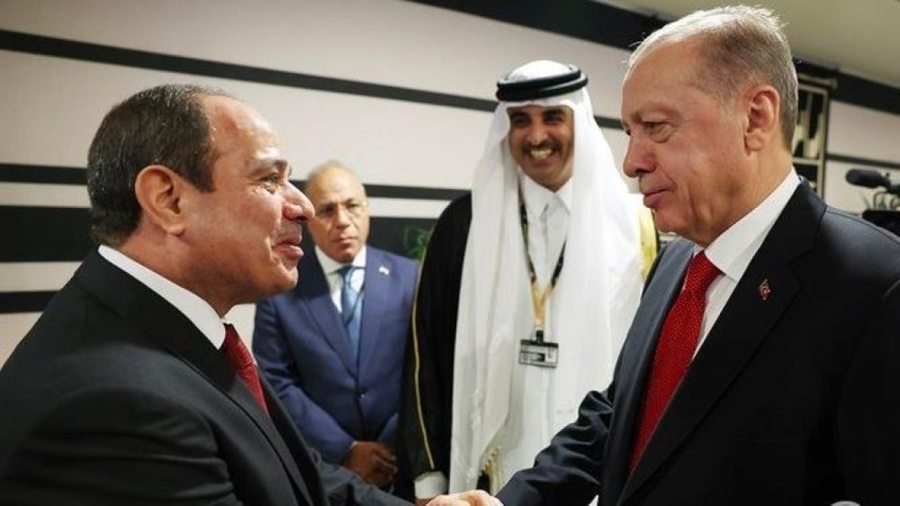 Presiden Mesir Abdel Fattah al-Sisi dan Presiden Turki Recep Tayyip Erdoğan berjabat tangan di Qatar saat hadir untuk menyaksikan pembukaan Piala Dunia 2022. (Anadolu Agency)