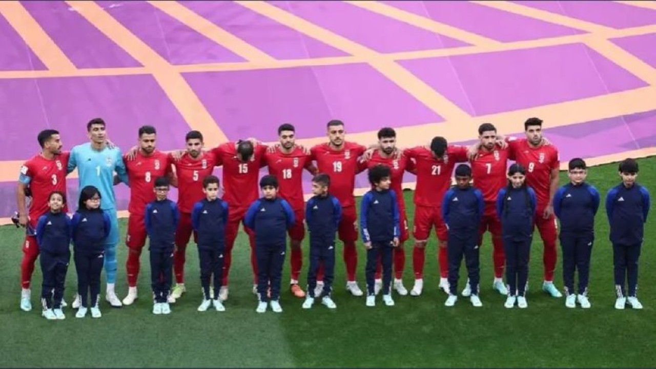 Pemain timnas Iran menolak menyanyikan lagu kebangsaan sebelum pertandingan mereka melawan Inggris di ajang Piala Dunia 2022 Qatar. (Reuters)