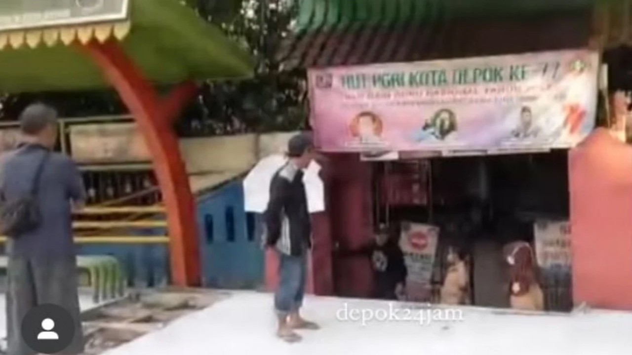 Pintu masuk SDN Pondok Cina 1 tertutup trotoar.