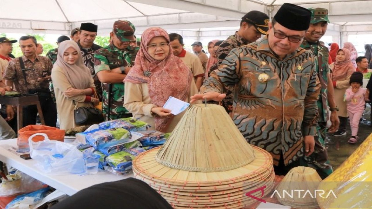 Pj Bupati Aceh Barat Mahdi Efendi meninjau aneka kerajinan yang dipamerkan oleh pelaku UMKM dalam kegiatan Pasar Tani, yang dipusatkan di halaman Gedung Olahraga dan Seni (GOS) Kabupaten Aceh Barat di kawasan Pasi Pinang, Kecamatan Meureubo, Aceh Barat, Kamis (17/11/2022). (ANTARA/HO-Dok Pemkab Aceh Barat)