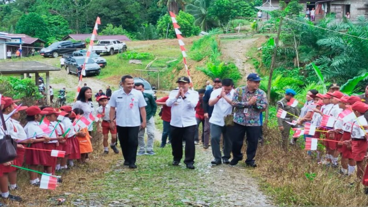 Pj Bupati Landak Samuel, saat melakukan kunjungan kerja di Dusun Sidik, Kecamatan Semngah Temila sekaligus meresmikan Program Penyedian Air Minum Berbasis Masyarakat (PAMSIMAS) Di Dusun Sidik Tembawang Desa Gombang Kecamatan Sengah Temila. (istimewa)