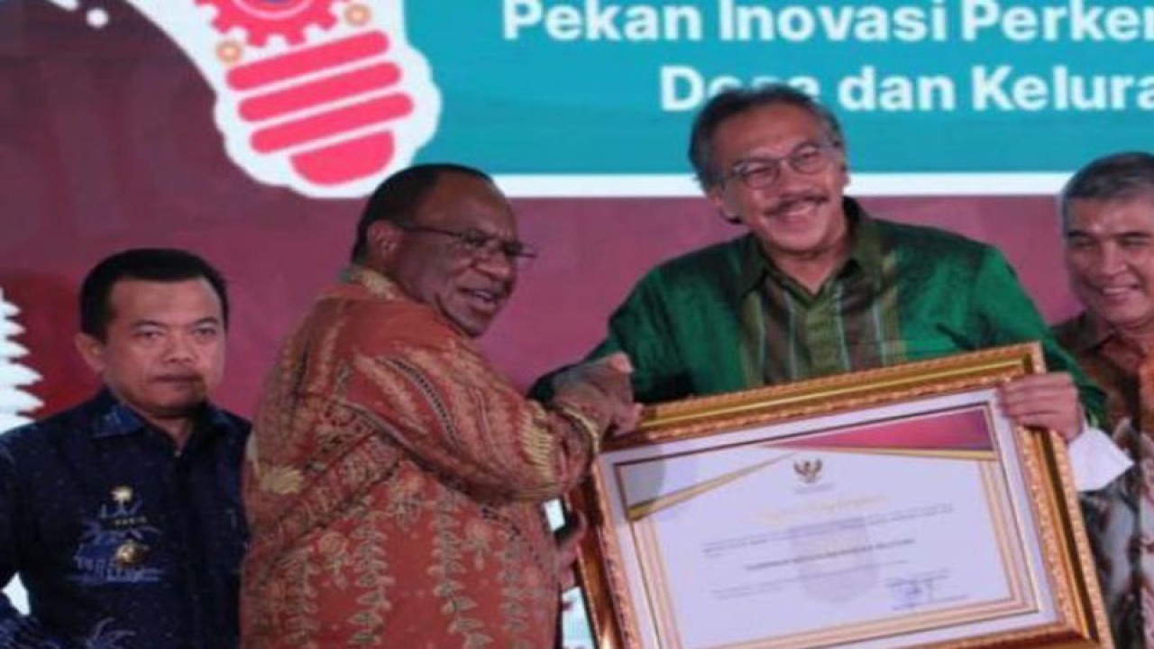 Wamendagri John Wempi Wetipo memberikan penghargaan kepada Pj Gubernur Kepulauan Bangka Belitung Ridwan Djamaluddin di Jakarta, Kamis (24/11/2022). (ANTARA/HO-Diskominfo Babel)