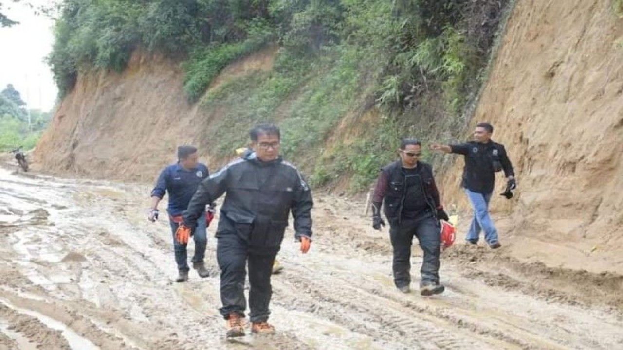 Pj Gubernur Sulbar Akmal Malik memantau pembangunan jalan yang menggunakan anggaran dana pemulihan ekonomi nasional (PEN) antara wilayah Tabone-Nosu di Kabupaten Mamasa, Jumat (11/11/2022) ANTARA Foto/M Faisal Hanapi