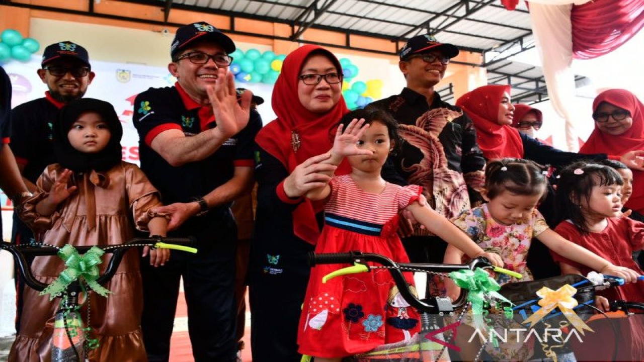 Pj Wali Kota Banda Aceh Bakri Siddiq bersama isterinya saat bermain dengan anak-anak saat peringatan HKN, di Banda Aceh, Selasa (15/11/2022). ANTARA/HO-Humas Pemko Banda Aceh