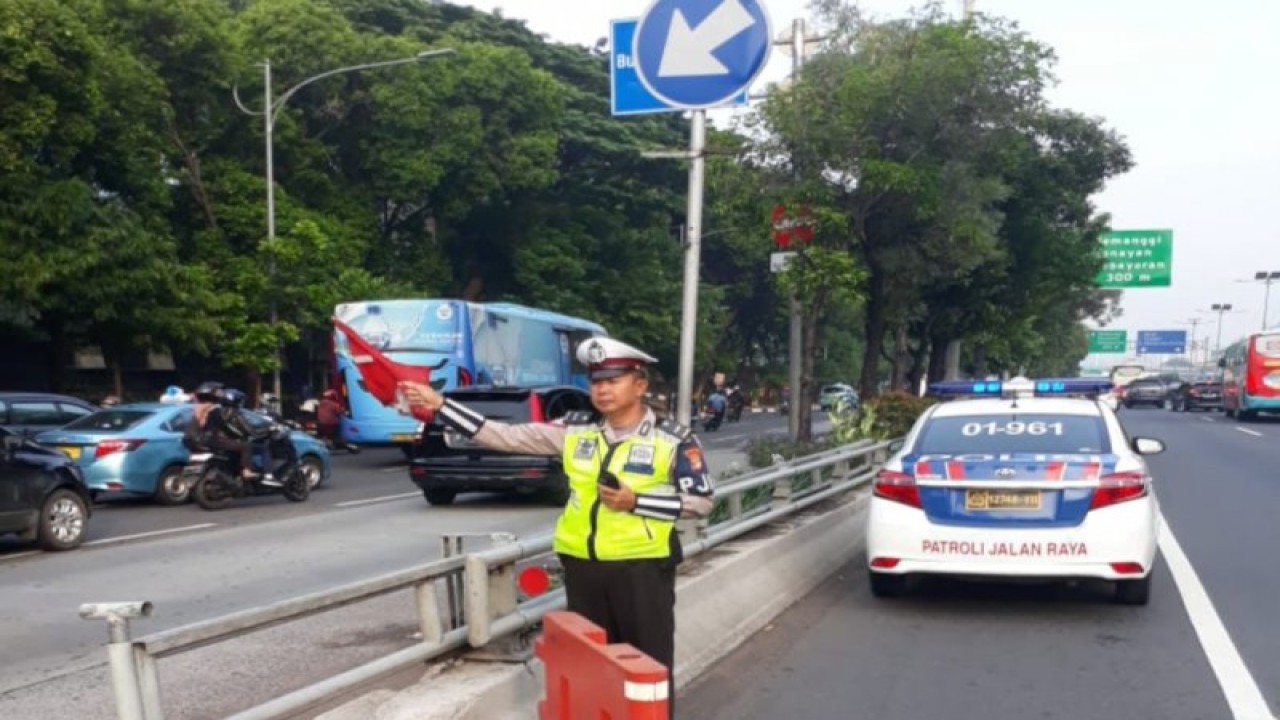 Arsip Foto - Petugas Patroli Jalan Raya (PJR) Polda Metro Jaya bersiaga di lintasan Tol JORR dan Tol Jakarta-Cikampek untuk menjaring pelanggar ketentuan larangan melintas, Jumat (20/12/2019). (ANTARA/HO-PJR PMJ)