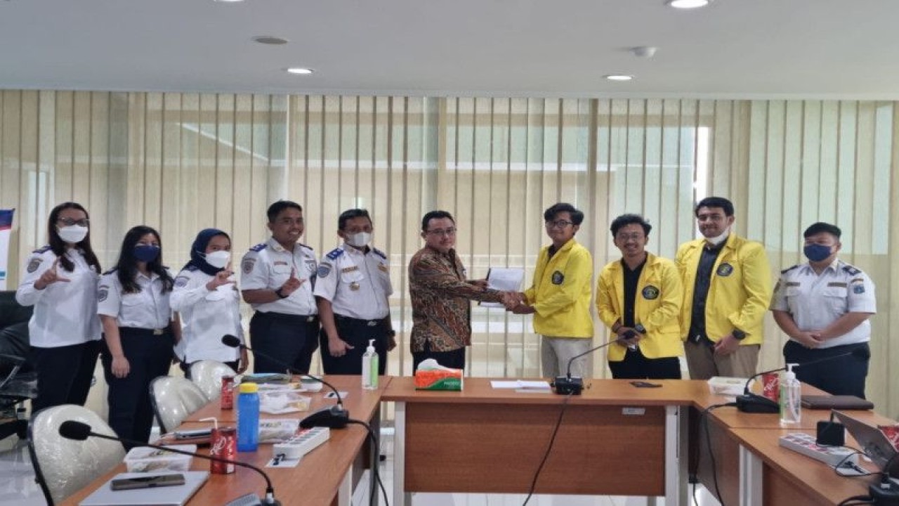 Pejabat Dinas Perhubungan DKI Jakarta menerima hasil kajian dan rekomendasi dari Badan Eksekutif Mahasiswa Universitas Indonesia (BEM UI) terkait Penerapan Pengendalian Lalu Lintas Secara Elektronik (PL2SE) di Jakarta, Selasa (22/11/2022). (ANTARA/HO-BEM UI)