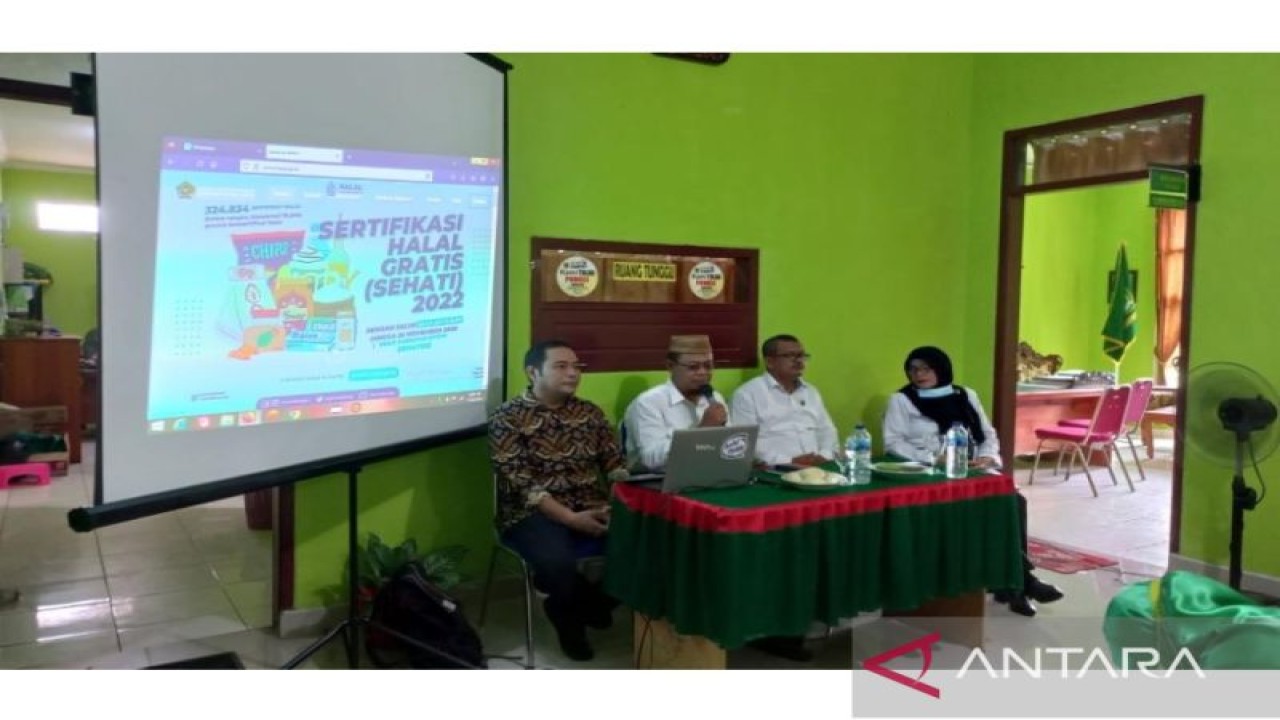 Pelaksana Harian (Plh) Kepala Kantor Kemenag Bolmut, Hi Abdullah Diu, saat memberikan materi Program Sehati kepada UMK, di Bolmut, Rabu.(23/11/2022). ANTARA/Nancy L Tigauw. (1)