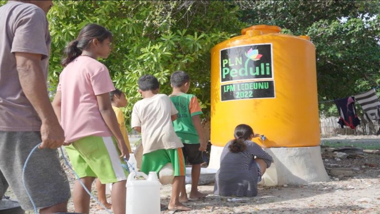 Sejumlah warga mengantre untuk mengambil air bersih di sarana penyediaan air bersih profil tank yang merupakan bantuan dari PLN UIW NTT untuk masyarakat di Kelurahan Ledeunu, Pulau Raijua, Kabupaten Sabu Raijua, NTT, Senin (21/11/2022). (FOTO ANTARA/HO-Humas PLN UIW NTT)