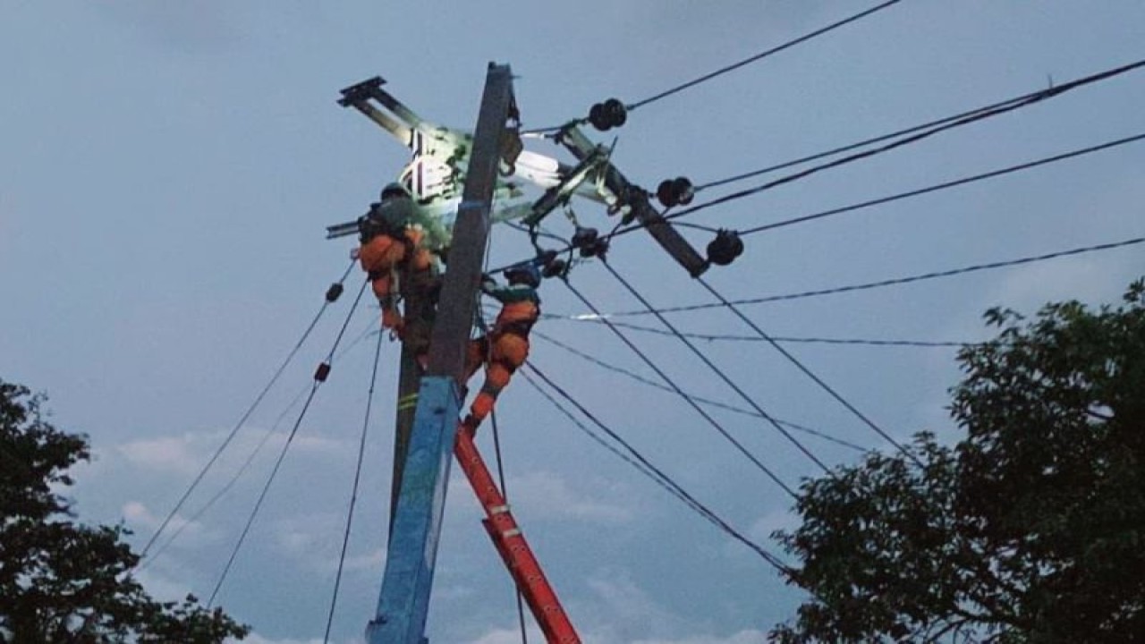 Petugas PLN Cianjur, Jawa Barat, saat bertugas dalam proses pemulihan kelistrikan pascagempa bermagnitudo 5,6 mengguncang Kabupaten Cianjur, pada Senin (21/11). (ANTARA/HO-Humas PLN Jawa Barat)