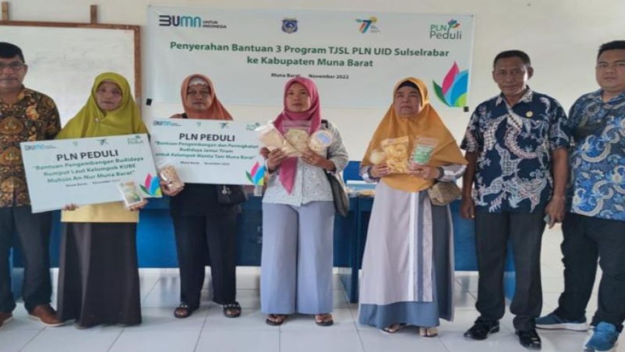 PLN (Persero) UID Sulselrabar saat menyalurkan bantuan bagi pelaku UMKM di Muna, Sultra. ANTARA Foto/HO-Humas PLN UID Sulselrabar