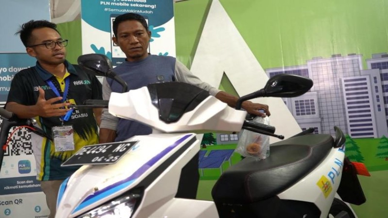 PT PLN (Persero) turut meramaikan gelaran Sail Tidore Expo 2022 yang digelar pada 24 - 29 November 2022 Kota Tidore Kepulauan (Tikep), sekaligus memamerkan kendaraan listrik khususnya motor listrik (Abdul Fatah)