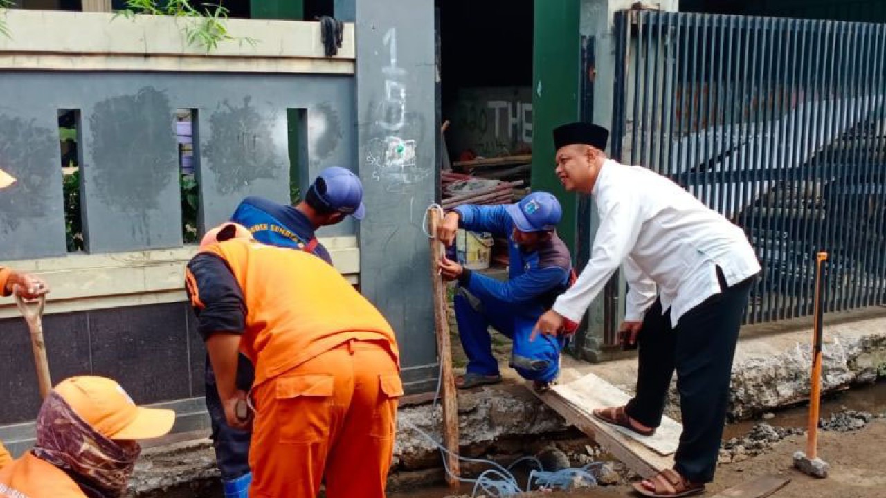 Pelaksana Tugas (Plt) Camat Kebon Jeruk, Joko Suparno memantau prosesnya penataan kawasan di wilayah Kebon Jeruk, Jakarta Barat, Rabu (30/11/2022).(ANTARA/HO-Pemkot Jakarta Barat)