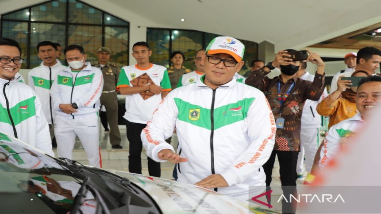 Plt Bupati Bogor Iwan Setiawan melepas kontingen Pekan Paralimpik Daerah (Peparda) VI Jawa Barat tahun 2022 di Cibinong, Kabupaten Bogor, Jawa Barat, Kamis (17/11/2022). (ANTARA/HO-Humas Pemkab Bogor)