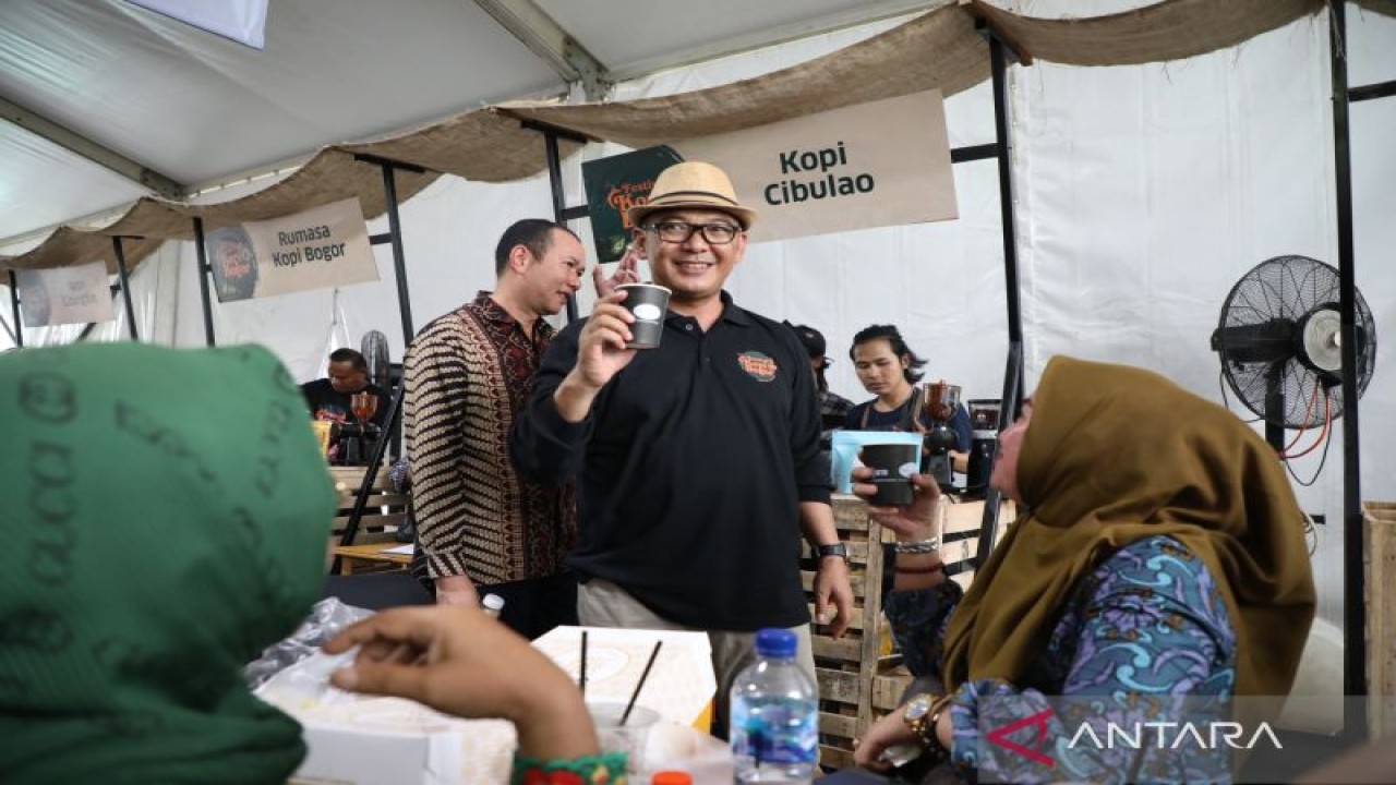 Plt Bupati Bogor Iwan Setiawan dalam Festival Kopi Bogor 2022 di Lapangan Tegar Beriman, Cibinong, Kabupaten Bogor, Jawa Barat. (ANTARA/HO-Humas Pemkab Bogor)