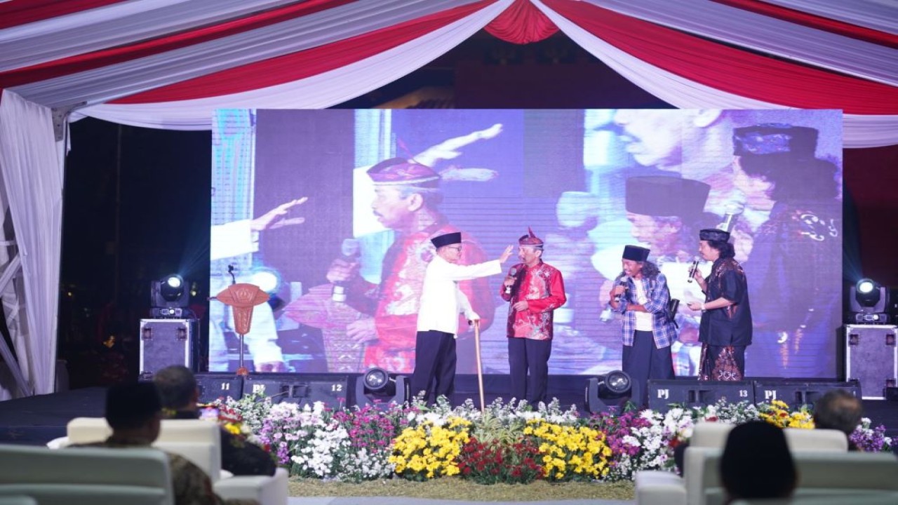 Festival Toleransi dan Seni Budaya ini menghadirkan Sastrawan Clurit Emas asal Madura, KH D Zawawi Imron, Sosiawan Leak, pelawak ludruk Kartolo, dan sejumlah seniman dan budayawan Tanah Air. (Istimewa/Kemenag)