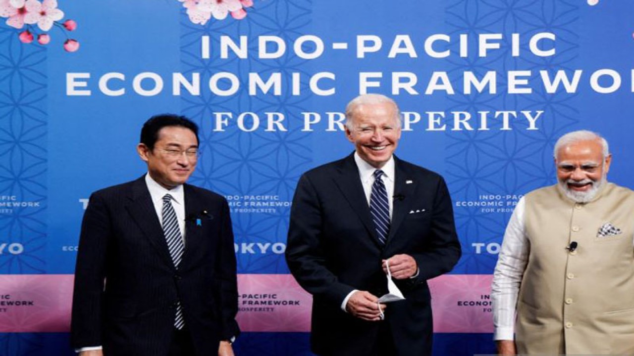 Presiden AS Joe Biden, Perdana Menteri India Narendra Modi dan Perdana Menteri Jepang Fumio Kishida menghadiri acara peluncuran Indo-Pacific Economic Framework for Prosperity (IPEF) di Izumi Garden Gallery di Tokyo, Jepang, Senin (23/5/2022). REUTERS/Jonathan Ernst/WSJ/sad. (REUTERS/JONATHAN ERNST)
