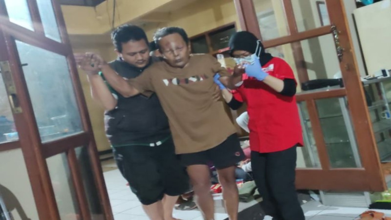 Palang Merah Indonesia (PMI) Jakarta Selatan memberikan bantuan untuk terdampak gempa Cianjur, Jakarta, Senin (22/11/2022). ANTARA/HO-PMI Jakarta Selatan