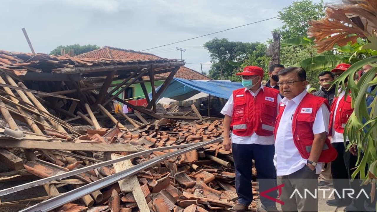 Ketua Umum PMI Jusuf Kalla saat meninjau salah satu lokasi terparah yang terdampak gempa tepatnya di Kampung/Desa Nagrak, Kecamatan/Kabupaten Cianjur, Jabar pada Rabu, (23/11). Antara/HO/Humas PMI