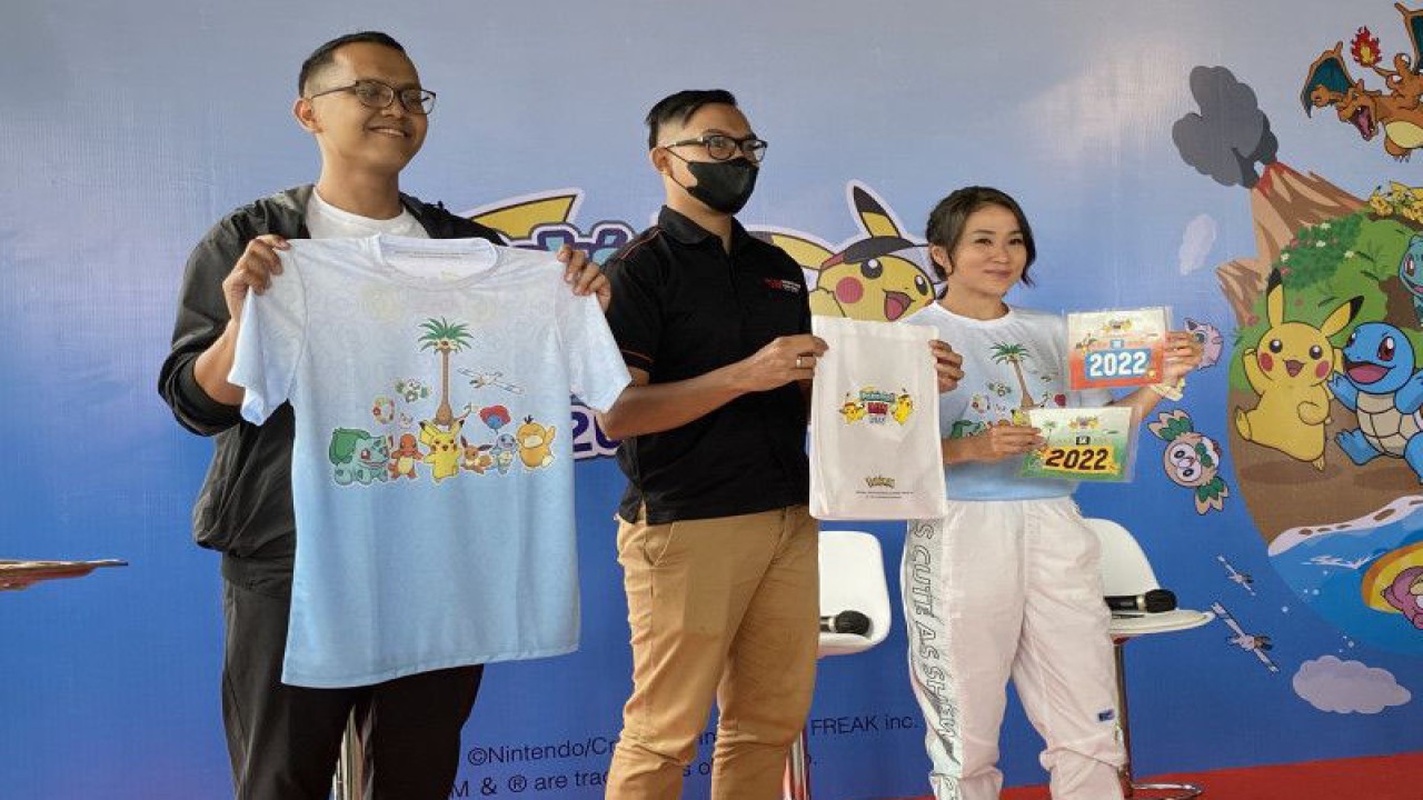 (Ki-ka) Corporate Public Relations AKG Entertainment Dionisius Wisnu, Race Director Satrio Guardian dan Runners Enthusiast Debby Meylia menunjukkan Race Pack Collection Pokemon Run 2022 dalam jumpa pers di Jakarta, Kamis (24/11/2022). (ANTARA/Shofi Ayudiana)