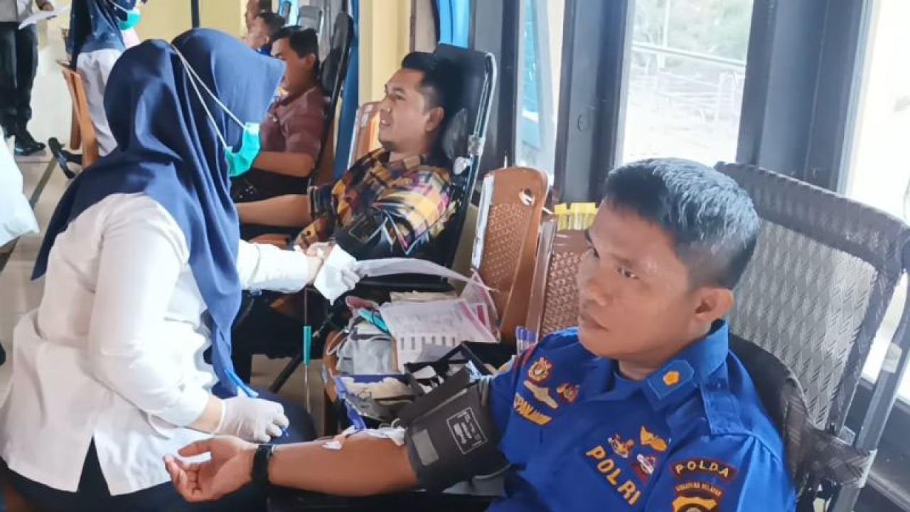 Personel Ditpolairud Polda Sumsel melakukan donor darah untuk mencukupi stok kebutuhan para korban gempa bumi di Kabupaten Cianjur, Jawa Barat. Donor daerah ini dalam rangka memperingati hari ulang tahun ke-72 tahun Polairud yang terpusat di Markas Komando Ditpolairud Polda Sumsel, Sei Lais, Palembang, Kamis (24/11/2022). ANTARA/M Riezko Bima Elko P