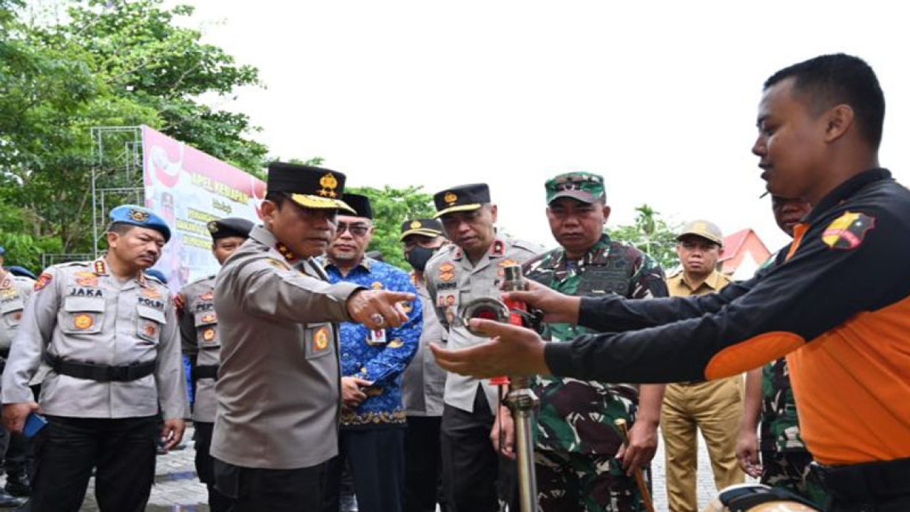 Kapolda Kalsel Irjen Pol Andi Rian R Djajadi saat mengecek peralatan SAR milik Direktorat Sabhara pada apel kesiapsiagaan bencana di Banjarmasin, Selasa (29/11/2022). ANTARA/Firman